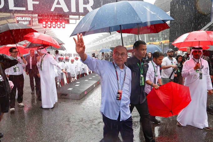 DS Anwar hadir menyaksikan persiapan perlumbaan F1 di Sepang dalam cuaca hujan