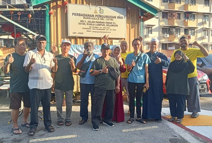 Sukarelawan dan penduduk setempat teruja dengan edaran foodbank sayur-sayuran