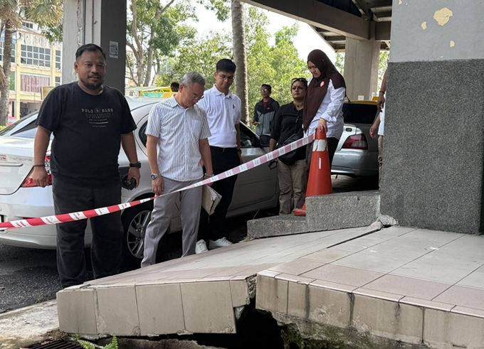 Eddiarman (kiri sekali) meninjau kerosakan struktur di bangunan Melaka Sentral akibat tanah mendap