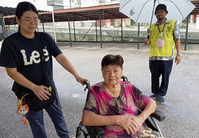 Loh Sau Lan keluar mengundi