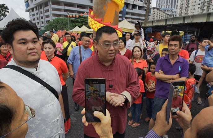 Lai berbaju maron melayan tetamu