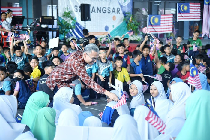 Datuk Fahmi menyantuni telatah murid sekolah pada majlis pelancaran Pentarama Homecoming di Sekolah Kebangsaan (SK) Bangsar