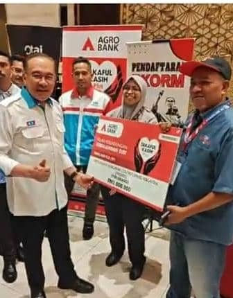 PM Anwar menunjukkan simbol 'bagus' dalam majlis peluncuran kad takaful Reformis