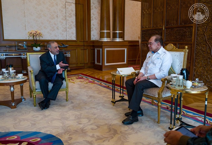 DS Anwar menerima kunjungan hormat Pengerusi National Gas Company SAOG Oman, Sh Abdulla Suleiman Hamed Al Harthy di Putrajaya, semalam