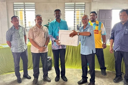 Kumaresan beri sumbangan RM2,000 kepada Unit Nelayan Batu Uban
