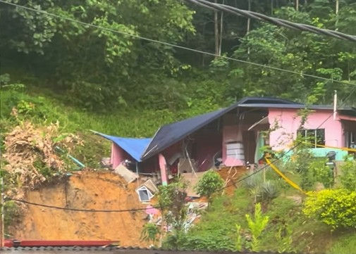 Salah sebuah rumah penduduk yang runtuh akibat longsoran tanah yang ditinjau AMK