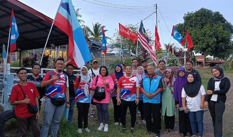 Anggota KEADILAN turut mengambil kesempatan mengibarkan Jalur Gemilang sempena Hari Malaysia