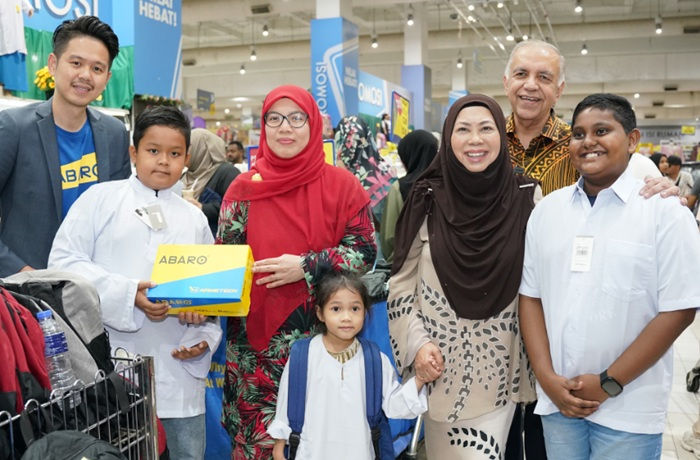 Anfaal (bertudung merah) merasmikan Program Sumbangan Jelajah Generasi Pintar anjuran Mydin Mohamed Holdings Berhad di Subang Jaya