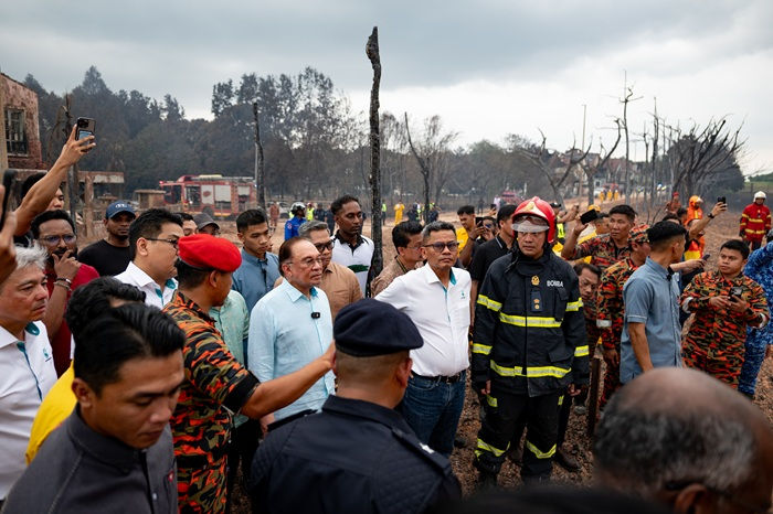 PM meninjau kawasan kebocoran salur gas menyaksikan pokok pokok rentung terbakar. Foto Afiq Hambali/PMO