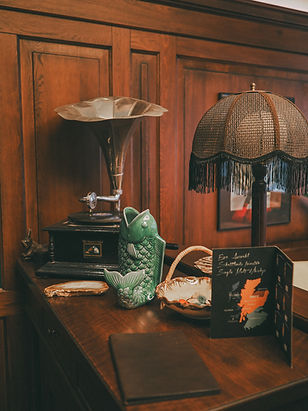 Antike Grammophon, Lampe und Figuren auf Holztisch