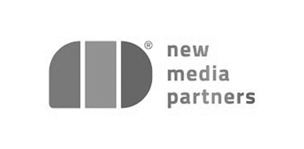Logo von New Media Partners, mit einem abstrakten Design und Text darunter, Kundenreferenz movente.