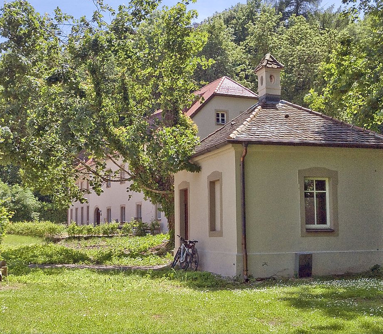 Müllhäuschen & Pfarrhof sommerlich.jpg