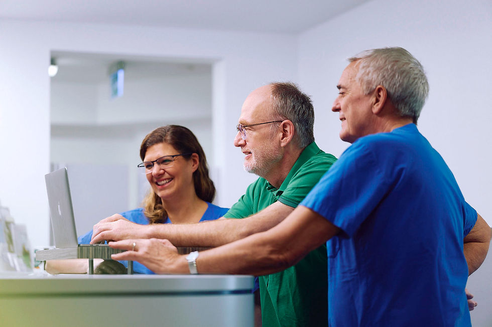 Das Ärzteteam von SLH Care bespricht etwas auf einem Laptop
