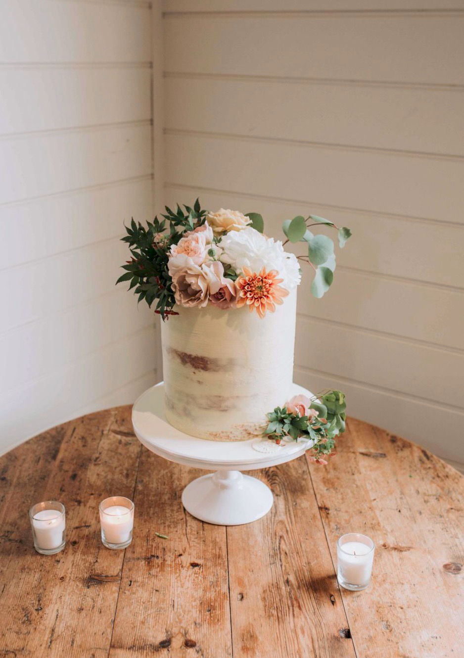 Thumbnail: Ivory cake stand