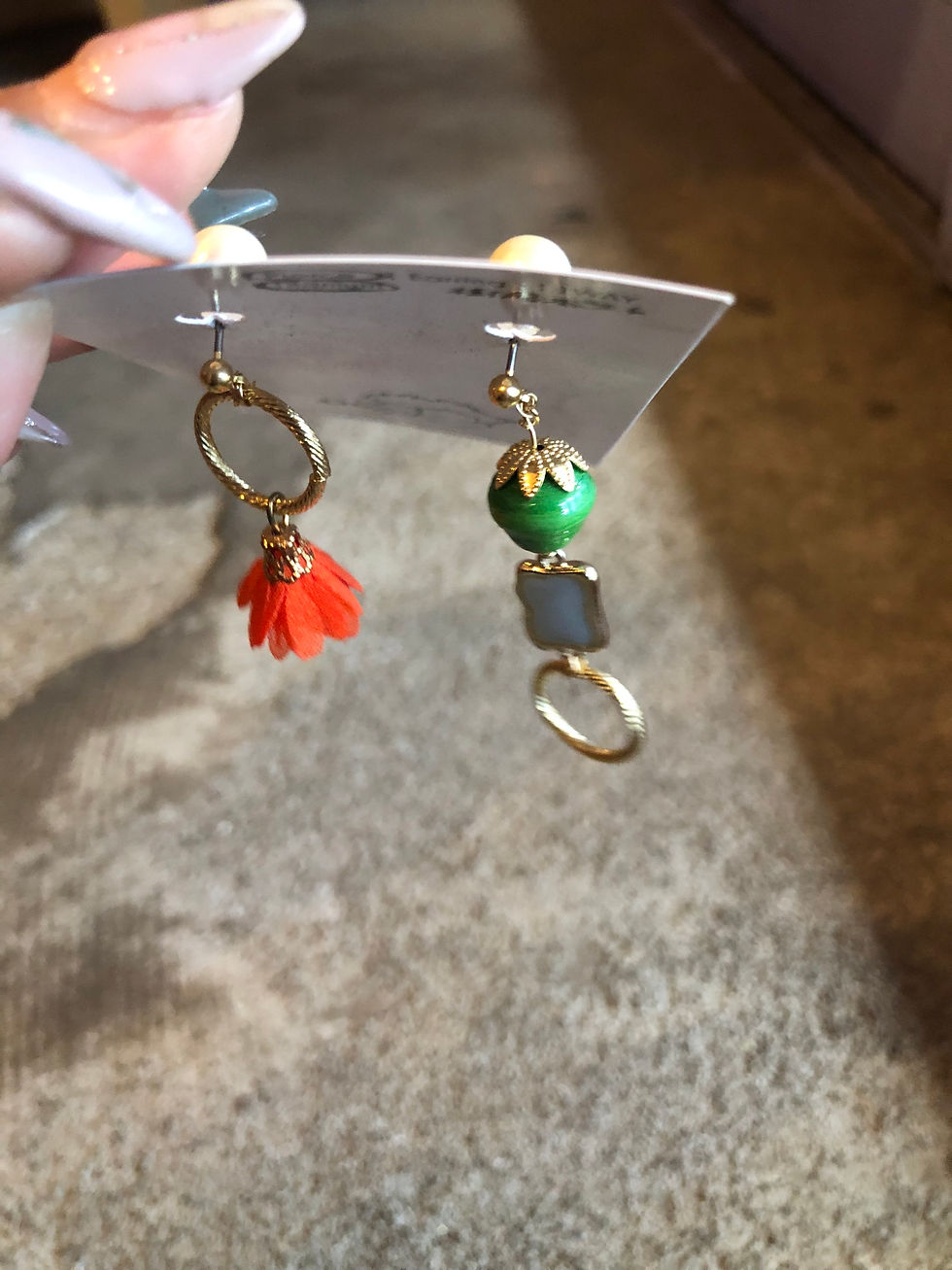 サムネイル： African Beads☆ バックパールペーパービーズピアス〈チタン＆樹脂ポスト〉