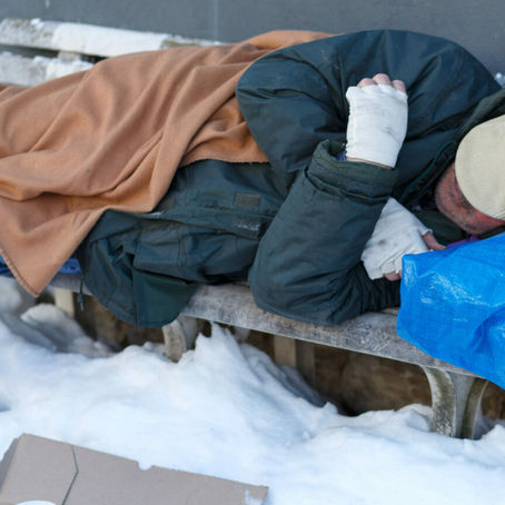 Un homme sans-abri qui vit dehors en hiver