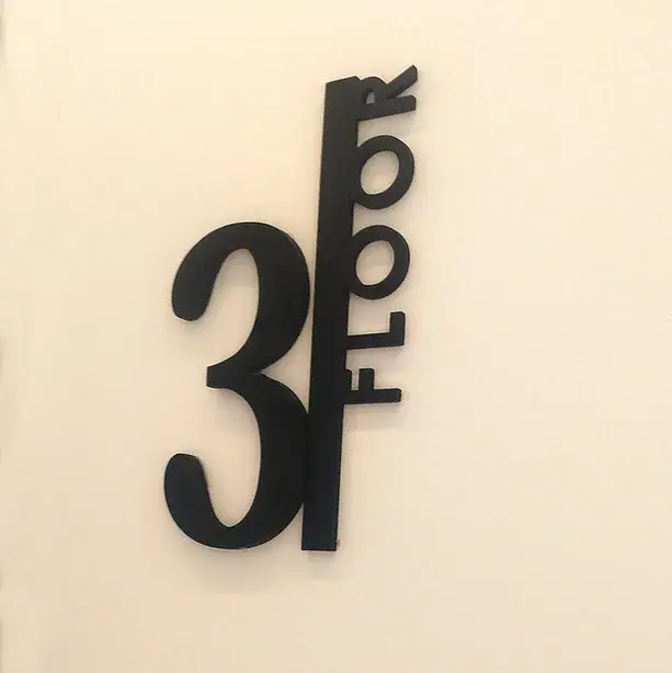 שלט ספרות וקומה מול מעלית פולט אור 2 יולי עיצובים