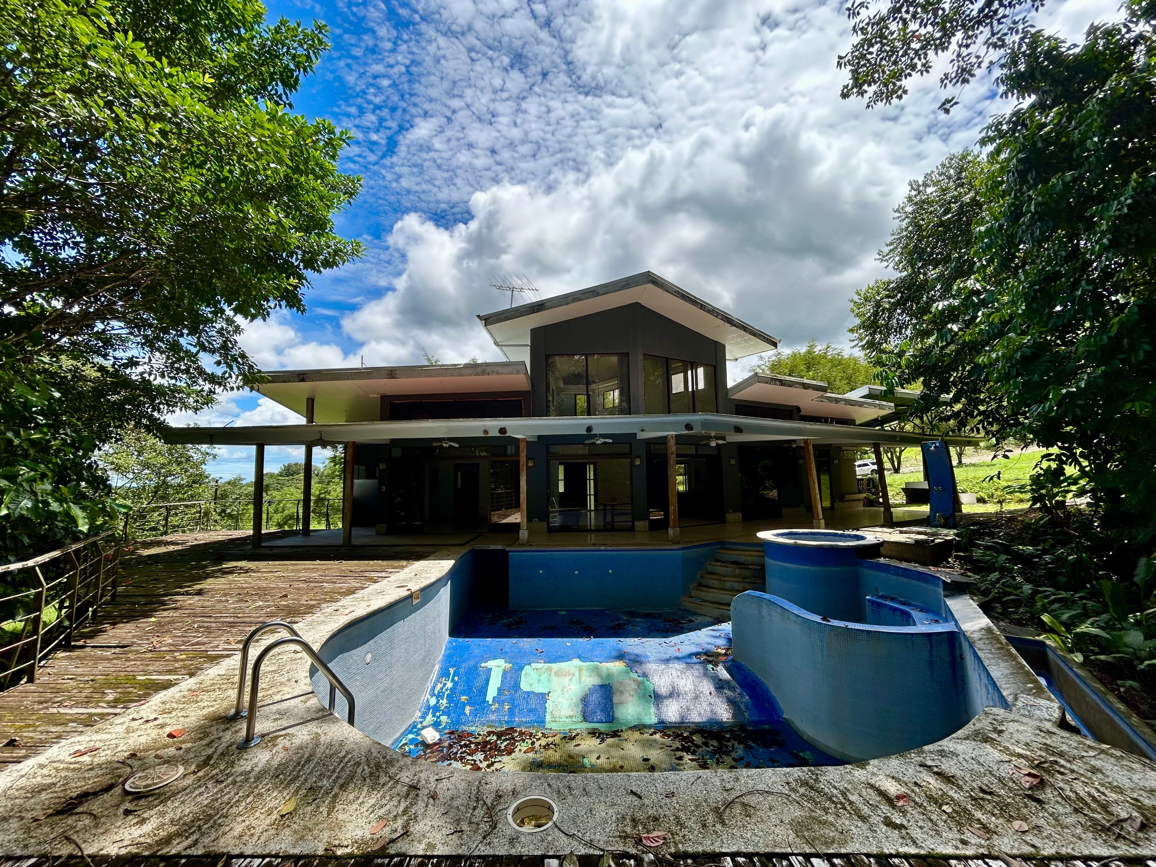Fixer-Upper on 7.58 Acres in Palmar Norte property photo 2