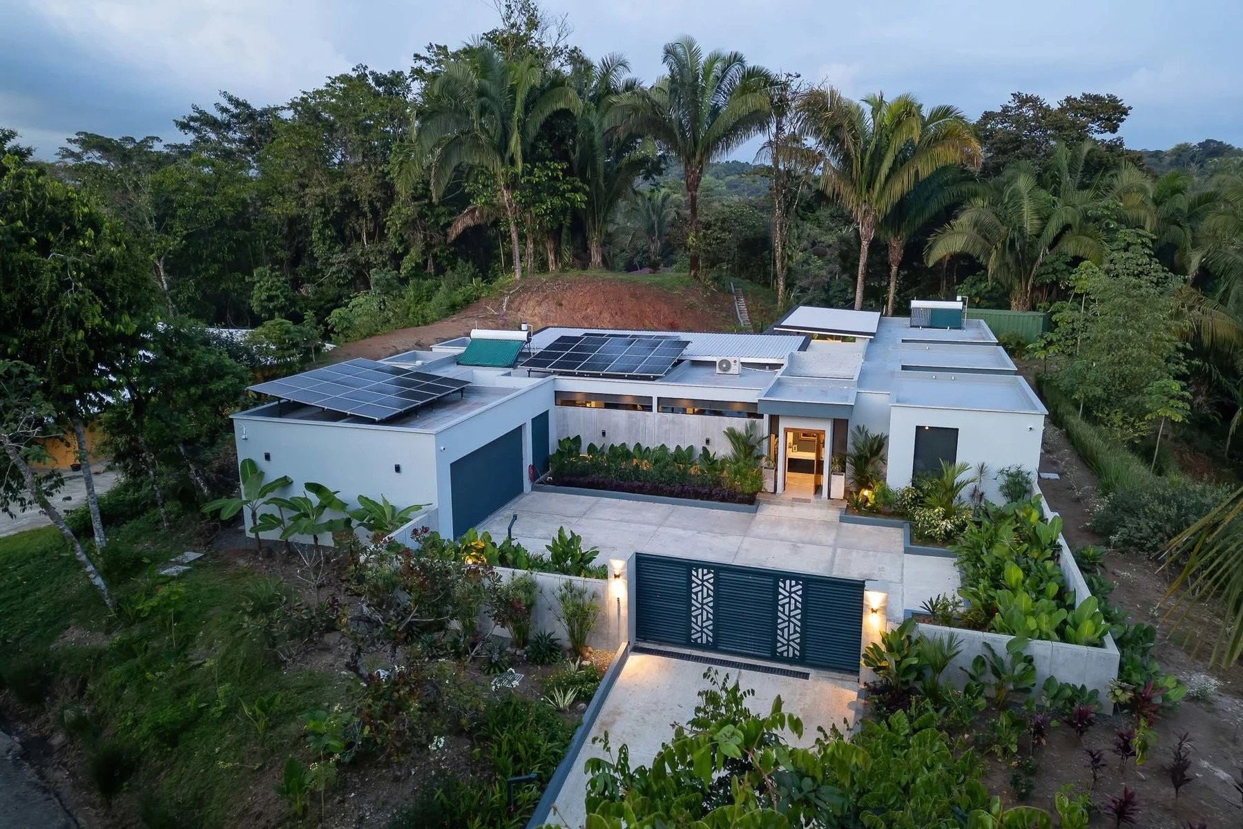 Contemporary 3-Bedroom Estate in Manuel Antonio property photo 2