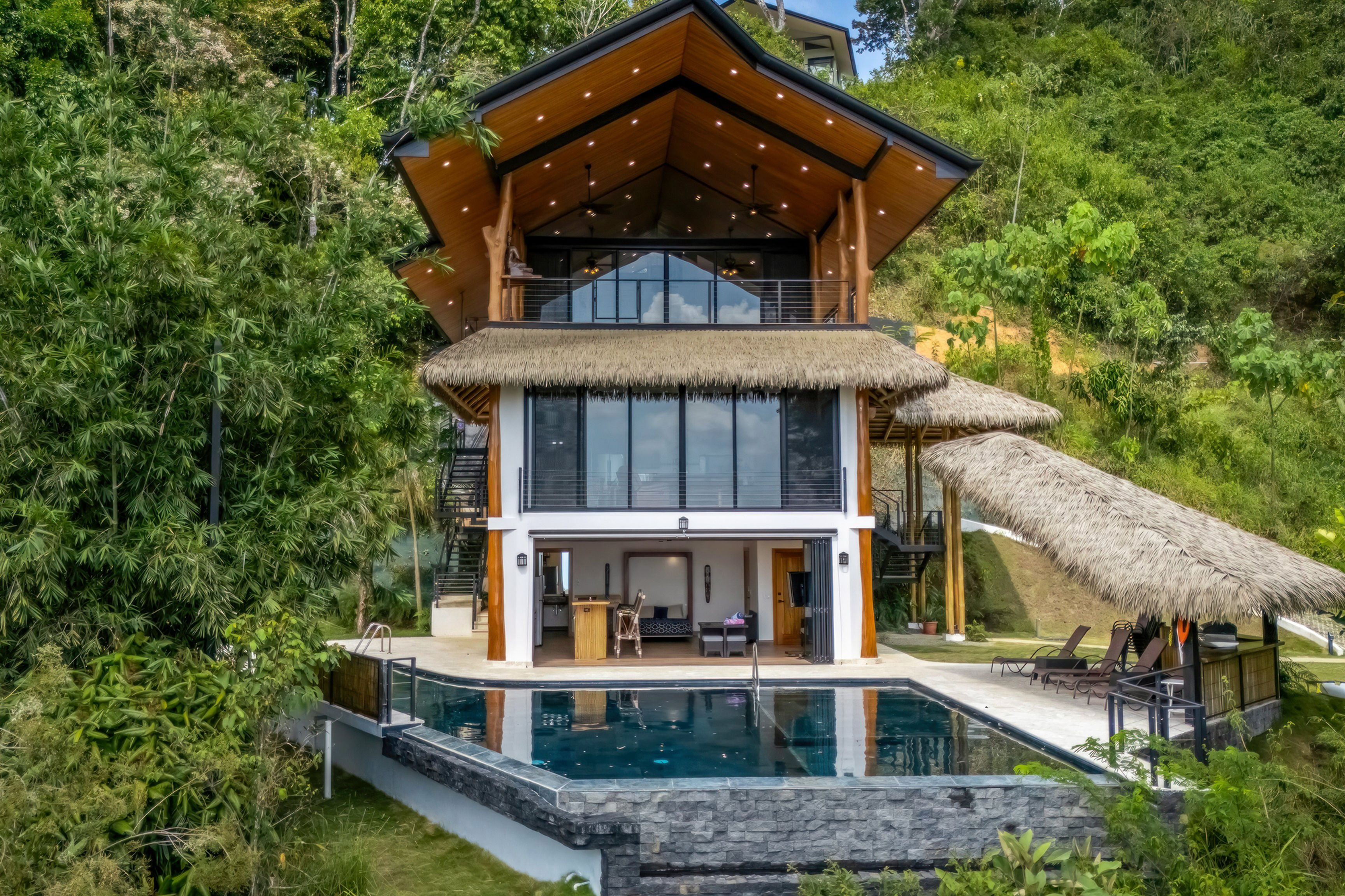 1.25 ACRES – 4 Bedroom Luxury Ocean View Home In | 4 Bed / 4 Bath