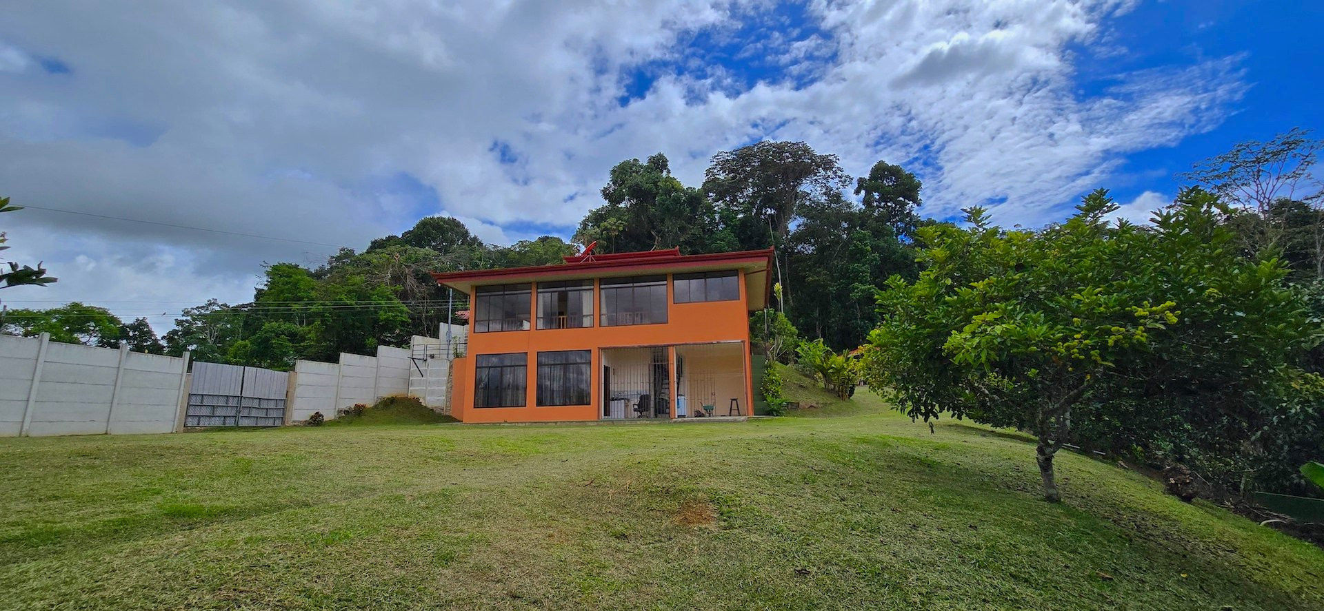 Mountain View Home & Guest Hous in Pérez Zeledón | 5 Bed / 4 Bath