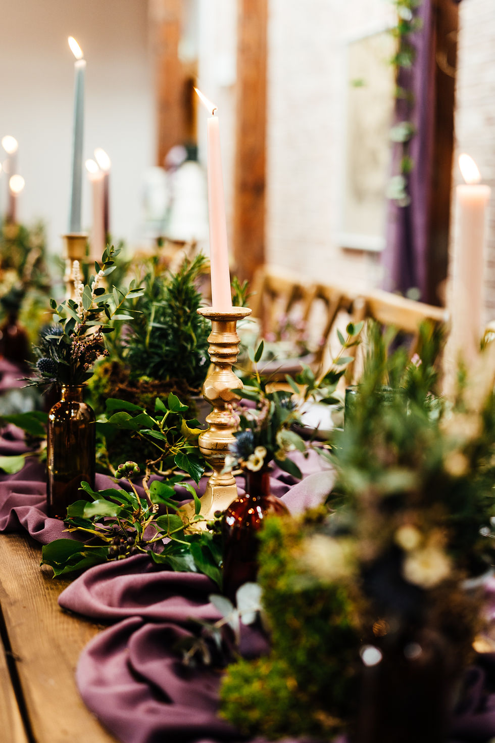 Wedding table with bud vases