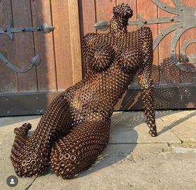Stahlskulptur Frauenkörper