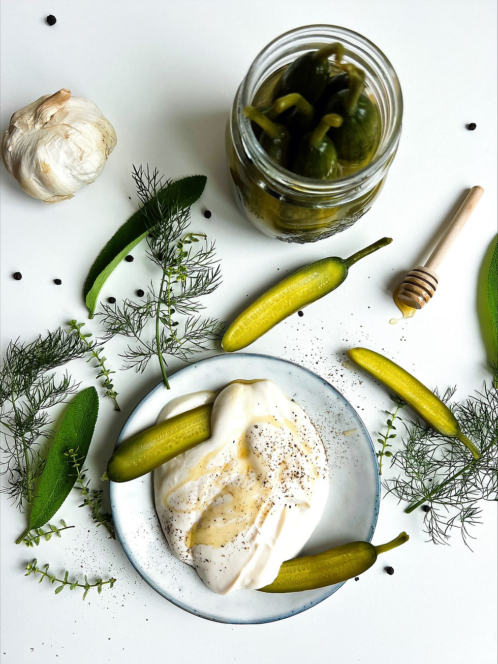 Hausgemachte Essiggurken mit Dill, Ingwer und cremigem Sojadip – ein hormonfreundlicher Snack für Frauen