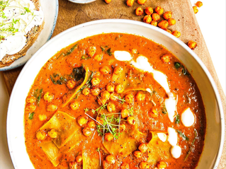 Warming lasagna soup with spinach, carrots, garlic and crispy chickpeas – nourishing meal for the follicular phase that supports hormone balance and energy.
