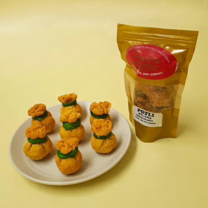 Veg Potli aka veg money bags are delicious Indian snacks of spiced aloo (potato) and mix veggies stuffed in flaky dough, which is then shape into potlis and then deep fried.