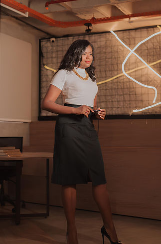 Eduarda Bispo, Especialista em Comunicação e Ambição Profissional durante uma palestra.