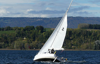 Das Segelschulboot von seegang segelt auf einem Am Wind Kurs auf dem Murtensee