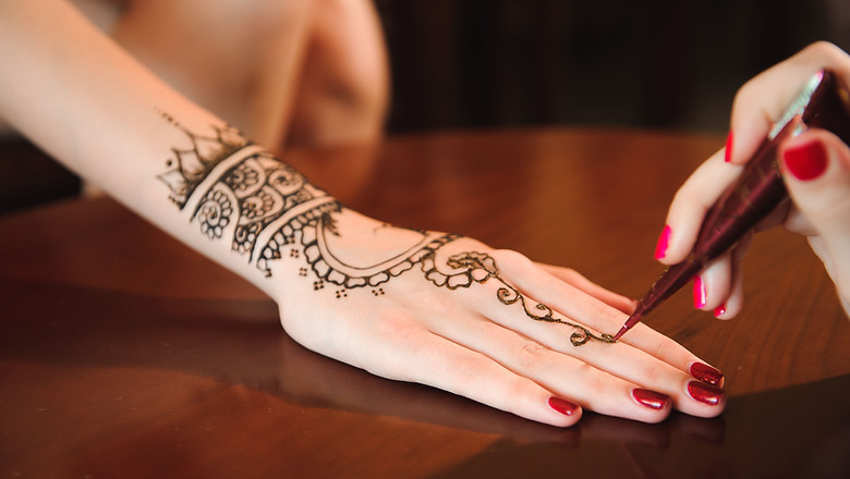 Tatuagem de henna em andamento