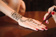 Tatuaje de henna en progreso