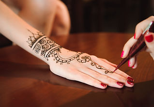 Tatuagem de henna em andamento