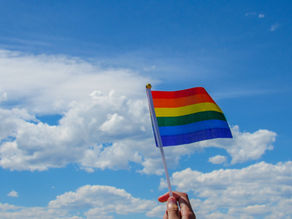 5 Atitudes para defender a bandeira LGBTQIA+ no seu negócio todos os dias do ano