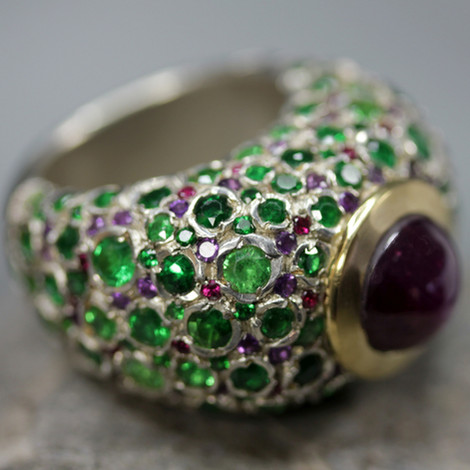 Exklusiver Ring mit Tsavorite und Rubin der GEM FACTORY GmbH