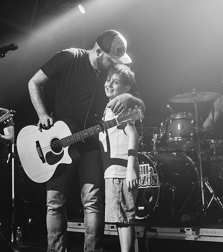 Phil Lauzon et son fils sur scène