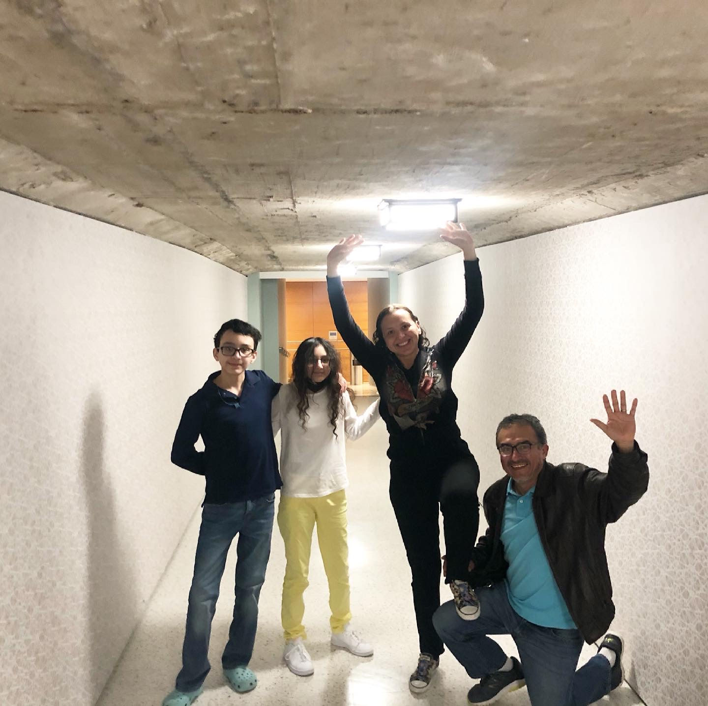 Los invitados disfrutan de una foto familiar frente a los cascanueces gigantes del árbol de Navidad durante nuestro recorrido por el túnel Astroville del centro de Houston.