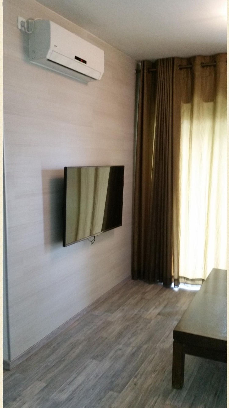 חיפוי קיר טלוויזיה בפרקט