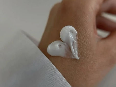 Hydraterende handcrème op de huid voor optimale voorbereiding op manicure, pedicure of waxing behandeling.