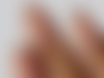 Close-up van elegante handen met een soft blush manicure in amandelvorm, afgewerkt met een subtiele glans en een natuurlijke, romantische uitstraling.