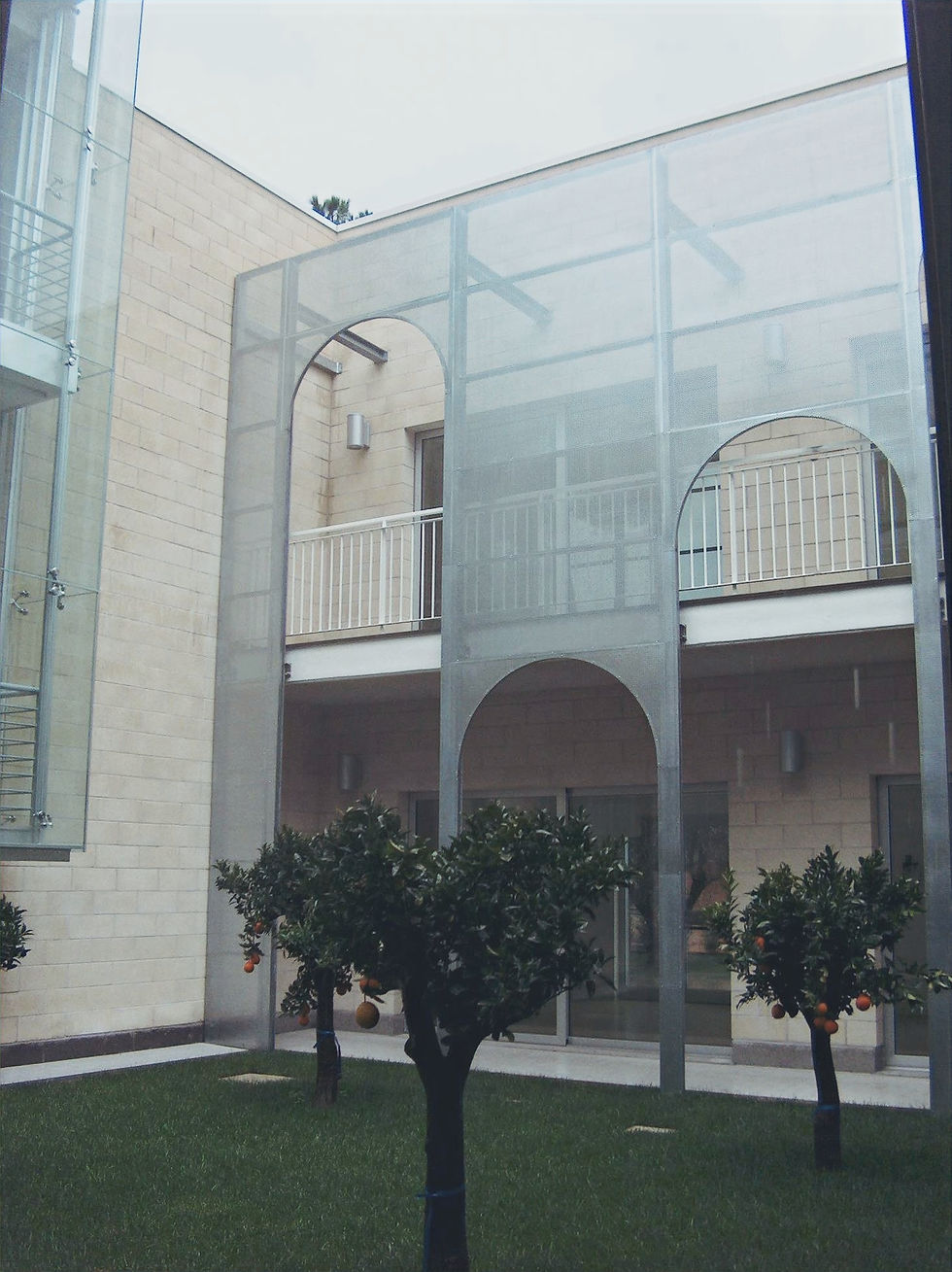 Edificio moderno con facciata in carpenteria leggera e prato verde