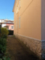 Esterno di una casa con basamento in pietra