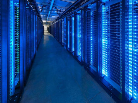 Centralized cloud computing systems have a single point of control, while decentralized systems distribute control across multiple nodes: