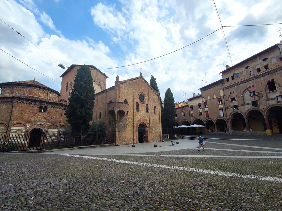 Un viaggio nel tempo alla scoperta della piazza che fa innamorare a Bologna: Piazza Santo Stefano