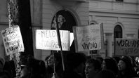 Foto in bianco e nero di una protesta contro il governo Meloni