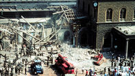 L'arrivo dei soccorsi per la strage di Bologna, 2 agosto 1980.