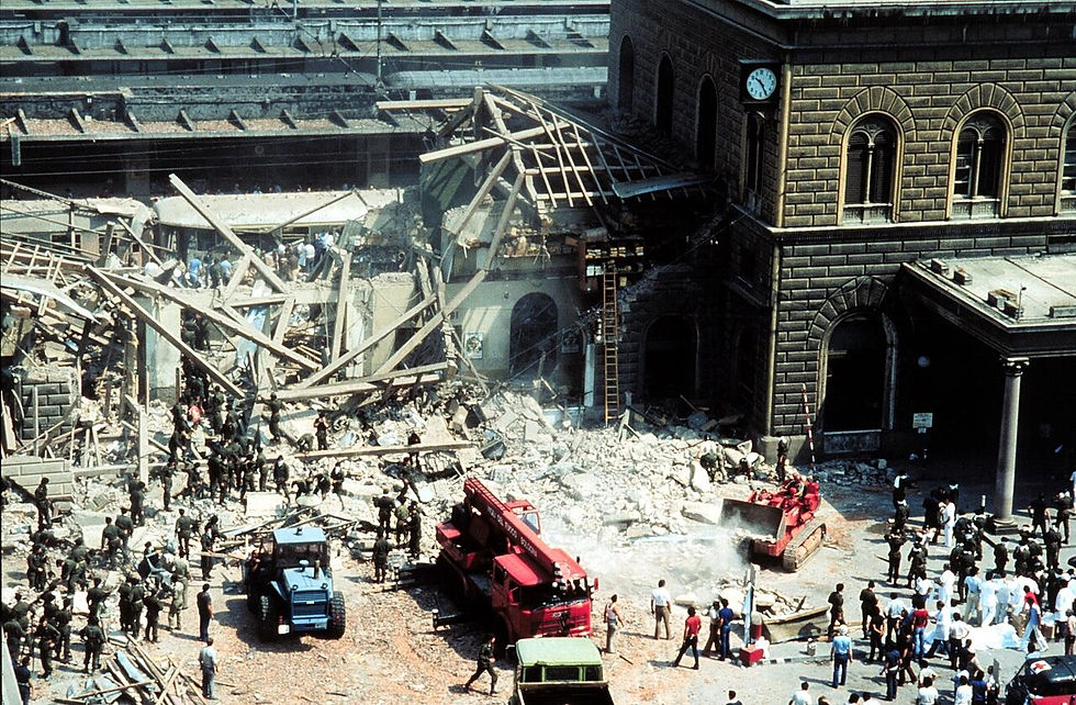 L'arrivo dei soccorsi per la strage di Bologna, 2 agosto 1980.
