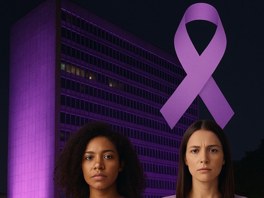 Fachada de prédio iluminado na cor lilás em referência à campanha Agosto Lilás contra a violência doméstica.